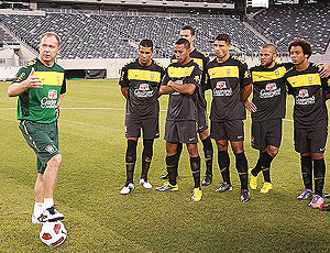 Mano 'esquece' Dunga, inova na Seleção e se inspira no Timão de 2009