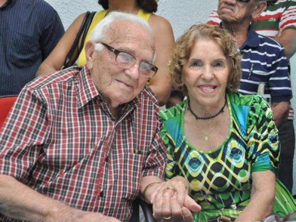 Themístocles Sampaio foi sepultado sob aplausos