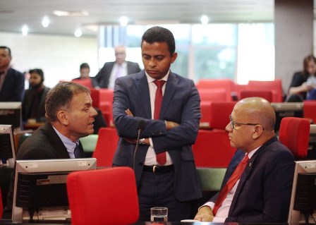 Deputados solicitam melhoria na iluminação e estradas do estado