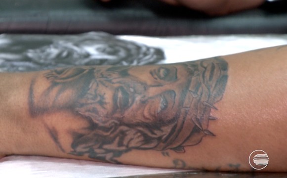 Jovem tatua sofrimento de Jesus e diz que imagem é 'escudo de proteção'