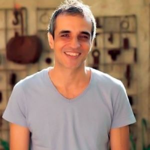 Rodrigo Maranhão expõe parcerias com Davi Moraes e João Cavalcanti em "Mercado das flores"