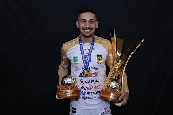 Nicolas foi campe&atilde;o, melhor goleiro e carque da LNF pelo Jaragu&aacute; (Imagem: Reprodu&ccedil;&atilde;o/Instagram/@_nkraque)