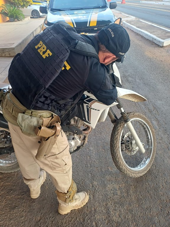 PRF flagra motocicleta adulterada e com registro de roubo durante fiscalização em Floriano
