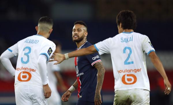Neymar discute com zagueiro &Aacute;lvaro Gonz&aacute;lez, a quem acusou de racismo.(Imagem: Gonzalo Fuentes/Reuters)