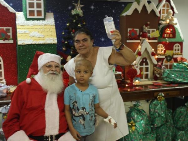 Papai Noel chega de helicóptero para visitar crianças com câncer no Piauí