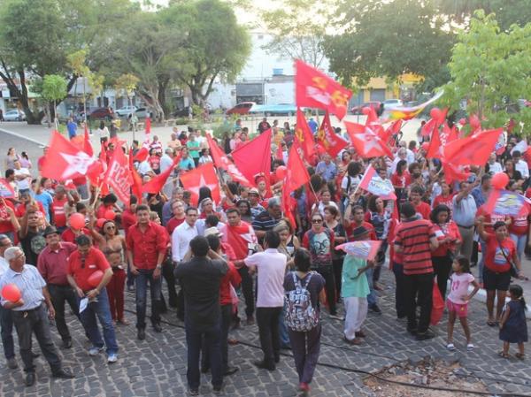 Manifestação de apoio ao governo Dilma é realizada em Teresina