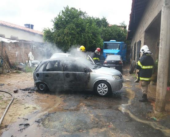 Carro pega fogo em oficina e bombeiros são acionados na capital