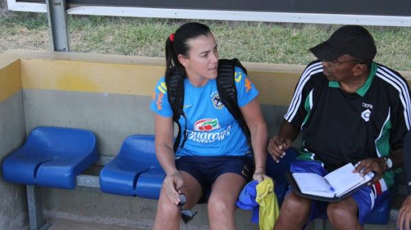 Goleira em conversa com do t&eacute;cnico Toinho antes de mais um dia de treino.(Imagem:Emanuele Madeira/GloboEsporte.com)