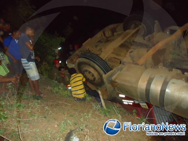 Mulher e crian&ccedil;a ficam presas nas ferragens ap&oacute;s carreta tombar em Floriano.(Imagem:FlorianoNews)