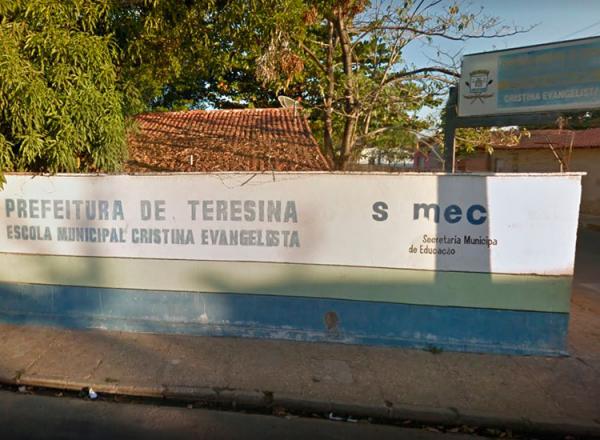 Aluna esfaqueia professor dentro de escola após ser flagrada