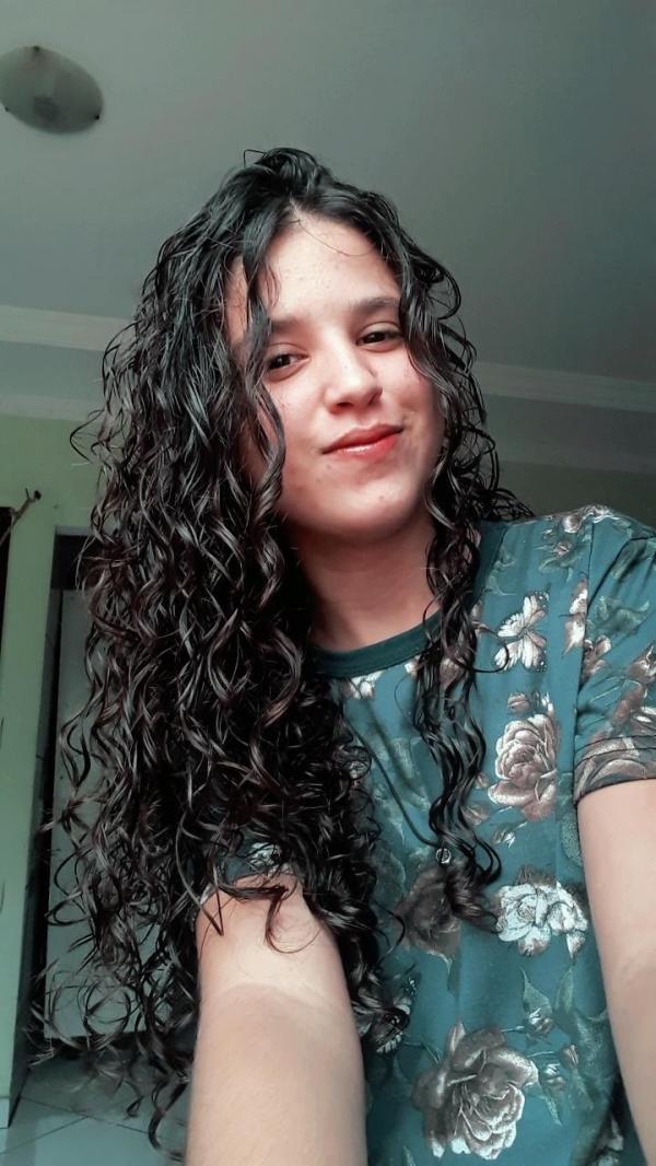 Adolescente de 15 anos corta o cabelo e doa a pacientes com câncer no Piauí