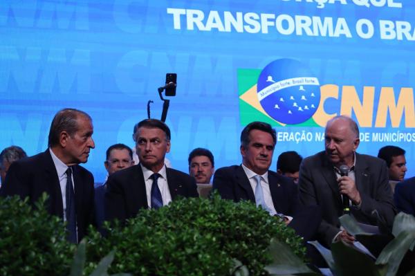   Ciro Nogueira discursa na Marcha dos Prefeitos e leva Jair Bolsonaro, que &eacute; aplaudido(Imagem:Ascom)