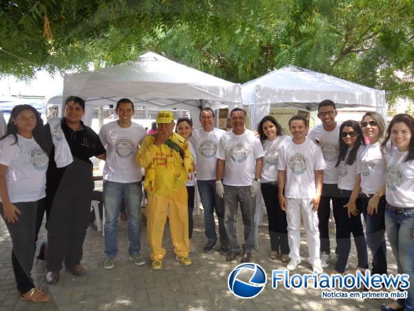 Equipe faz a&ccedil;&atilde;o social no centro de Floriano.(Imagem:FlorianoNews)