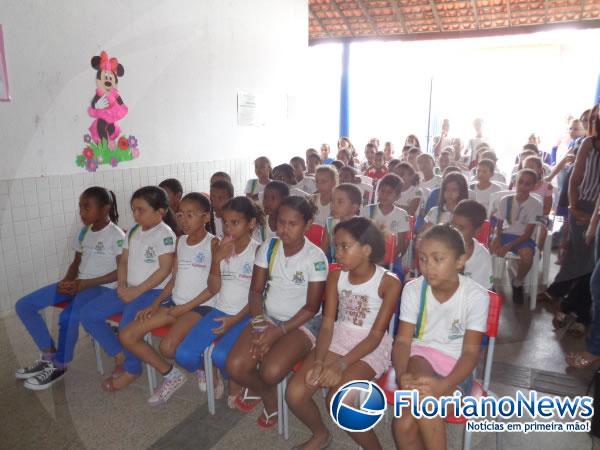 Alunos se divertem com apresentação de danças na Semana da Criança.(Imagem:FlorianoNews)