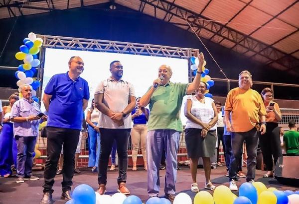 Com gin&aacute;sio lotado, Silvio Mendes apresenta carta de compromissos.(Imagem:Ascom)