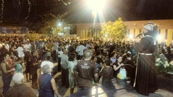 Multid&atilde;o de fieis participa do encerramento dos festejos de S&atilde;o Francisco em Floriano(Imagem:FlorianoNews)