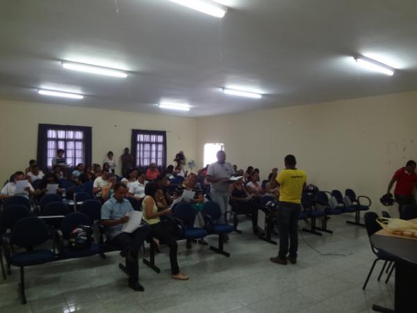 Professores realizam manifesta&ccedil;&atilde;o por pagamento de sal&aacute;rios.(Imagem:FlorianoNews)