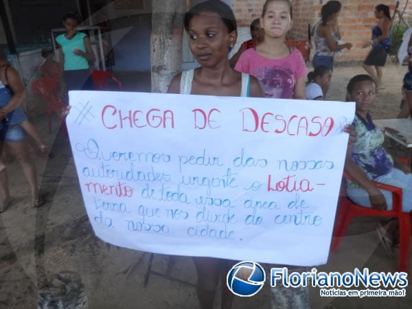 Moradores do Conjunto Vila Le&atilde;o fazem manifesta&ccedil;&atilde;o reivindicando melhorias.(Imagem:FlorianoNews)