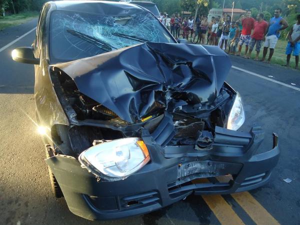 Colis&atilde;o frontal entre carro e moto deixa v&iacute;tima fatal na BR-316.(Imagem:FlorianoNews)
