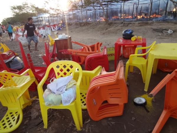 Inc&ecirc;ndio destr&oacute;i barracas na prainha em Bar&atilde;o de Graja&uacute;.(Imagem:FlorianoNews)
