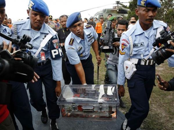 Militares indon&eacute;sios carregam caixa-preta do voo 8501 da AirAsia na base a&eacute;rea de Pangkalan Bun, ap&oacute;s o equipamento ser retirado do mar e levado a terra.(Imagem:Darren Whiteside/Reuters)