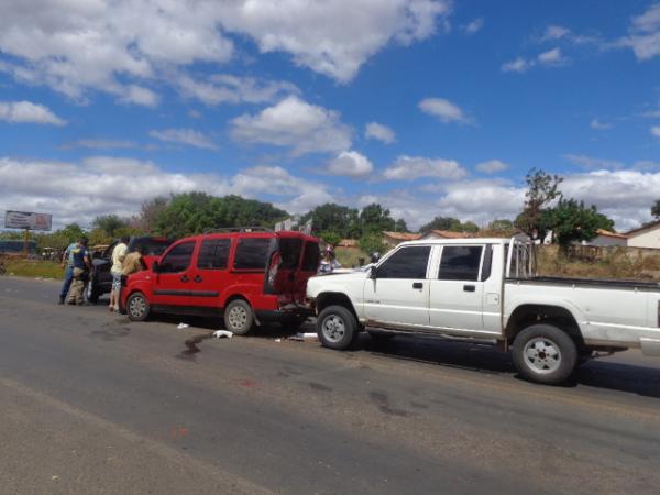 Engavetamento entre três veículos é registrado na BR-230 em Floriano.(Imagem:FlorianoNews)