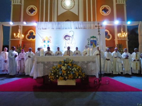 Multidão acompanha posse de Dom Edivalter como novo Bispo da Diocese de Floriano