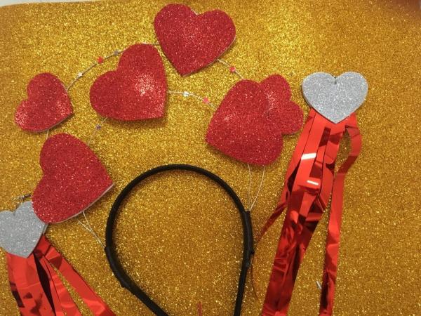 Carnaval ok: tiaras inspiradas em memes e pochetes coloridas são apostas de acessórios para a folia