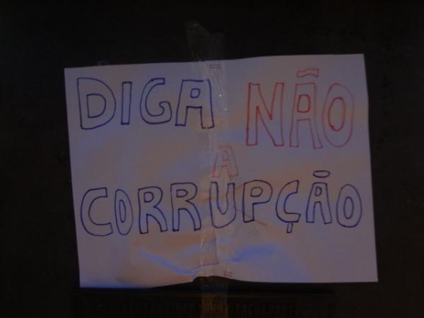 Grupo pratica a&ccedil;&atilde;o de vandalismo na est&aacute;tua em homenagem ao Dr. Sebasti&atilde;o Martins.(Imagem:FlorianoNews)