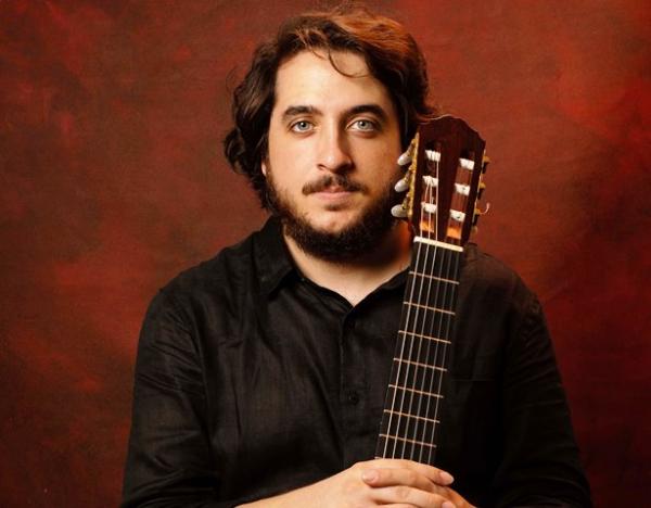 João Camarero apresenta dois choros inéditos de Paulinho da Viola no terceiro álbum solo