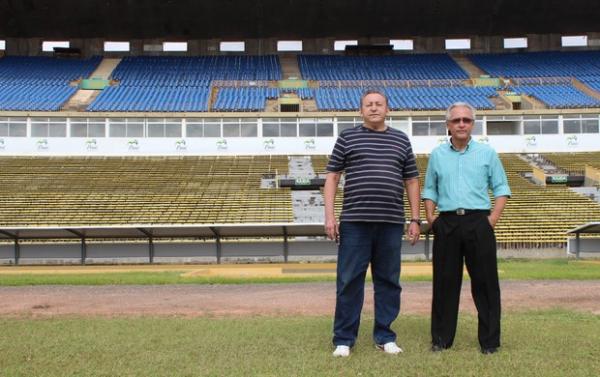 Nivaldo e Augusto Melo, no Albert&atilde;o vazio: dois personages do maior jogo do est&aacute;dio.(Imagem:Wenner Tito)