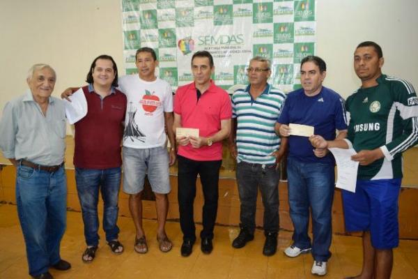 Prefeito Gilberto Júnior entrega recursos para Escolas de Samba