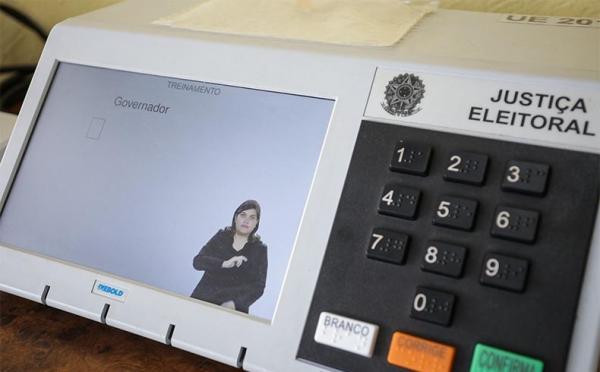 Pode usar "cola" e cuidado com fake news; tire suas dúvidas sobre votação