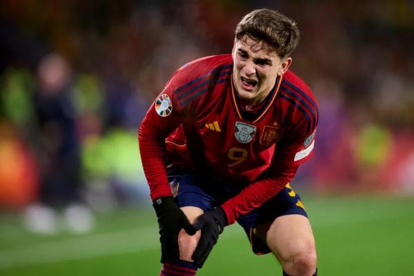 Gavi acusa les&atilde;o grave no joelho direito durante jogo da Espanha contra a Ge&oacute;rgia.(Imagem: Getty Images)