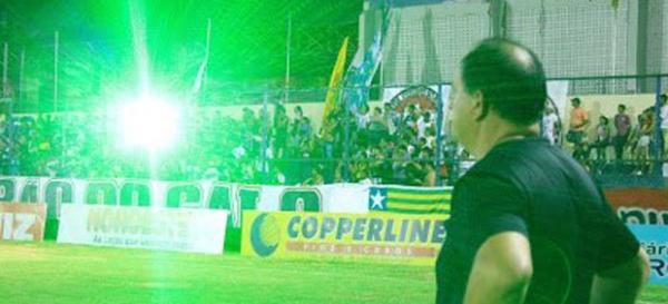 Torcedores do River-PI usam laser durante jogo contra o Barras.(Imagem:N&aacute;yra Mac&ecirc;do/GLOBOESPORTE.COM)