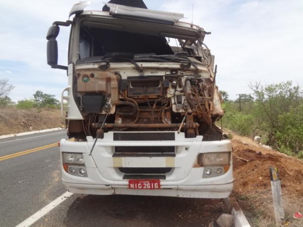 Tombamento de bitrem provoca engavetamento de três veículos na BR-230