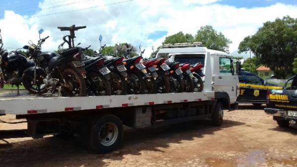 PRF ret&eacute;m 14 motocicletas irregulares no interior do Piau&iacute;.(Imagem:PRF)