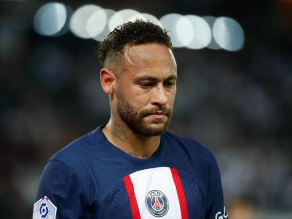 PSG confirma que Neymar precisará passar por cirurgia no tornozelo direito