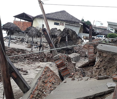 Ondas de 3 metros deixam rastro de destruição no litoral do Piauí