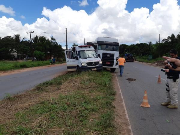 Colisão entre ambulância e caçamba deixa feridos na BR-135