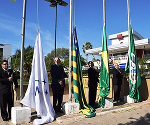 Hasteamento de bandeiras marca abertura da Semana da Pátria em Floriano