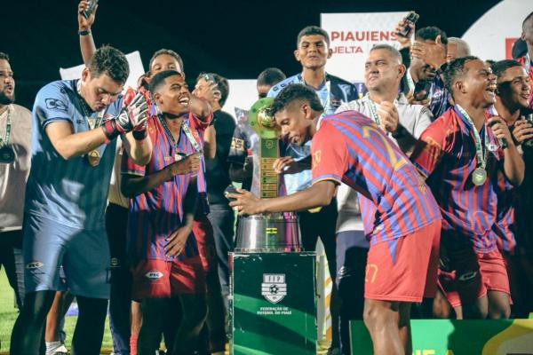 Piauí Esporte Clube conquista bicampeonato piauiense e levanta troféu em noite de casa cheia(Imagem:João Allbert)