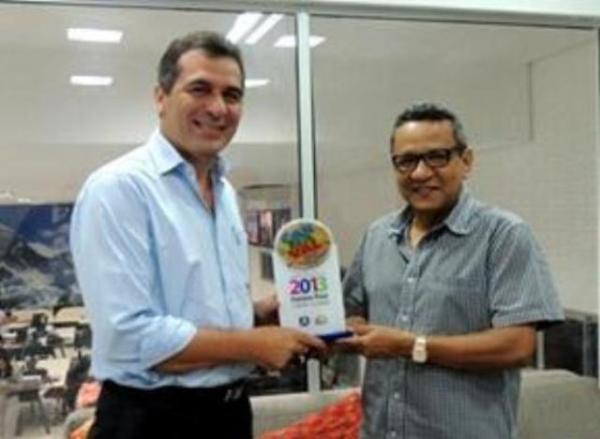Prefeito de Floriano recebe troféu de melhor Carnaval do PI.(Imagem:FlorianoNews)