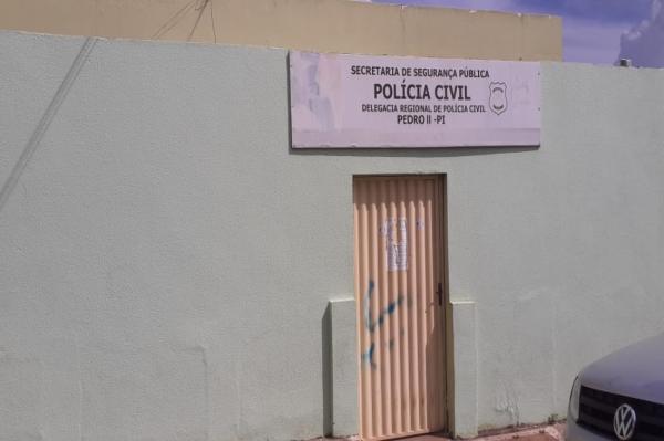 Mulher é presa suspeita de abandono de incapaz após a filha de 6 anos ser encontrada chorando em cal