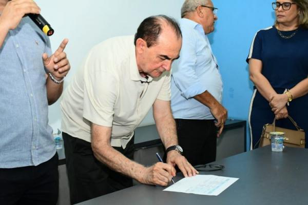 Prefeitura de Floriano assina ordens de serviço para obras de infraestrutura, lazer e educação no município.(Imagem:Secom)