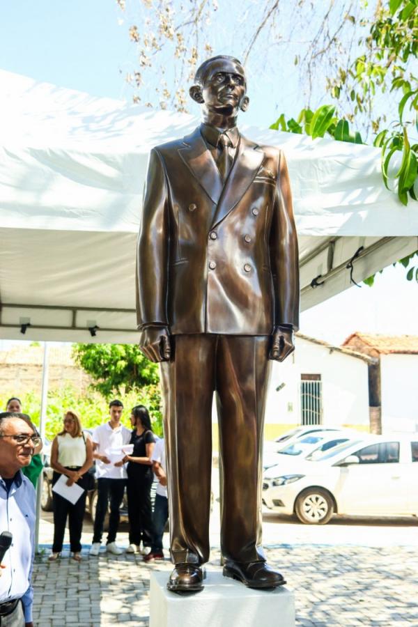 129 ANOS: Prefeitura de Floriano inaugura est&aacute;tua em homenagem ao educador Dr. Manoel Sobral Neto(Imagem:Secom)