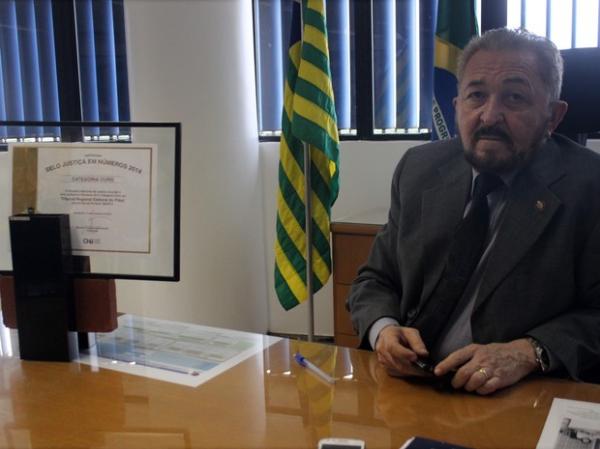Desembargador Edvaldo Moura comp&ocirc;s forr&oacute; contra venda do voto.(Imagem:Gustavo Almeida/G1)