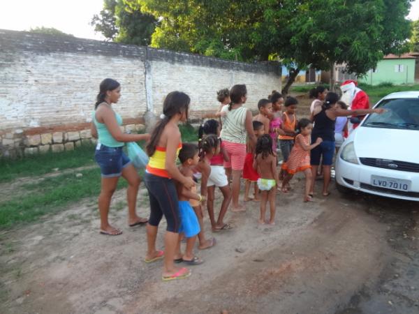 Papai Noel entrega brinquedos e cestas b&aacute;sicas em Floriano. (Imagem:FlorianoNews)