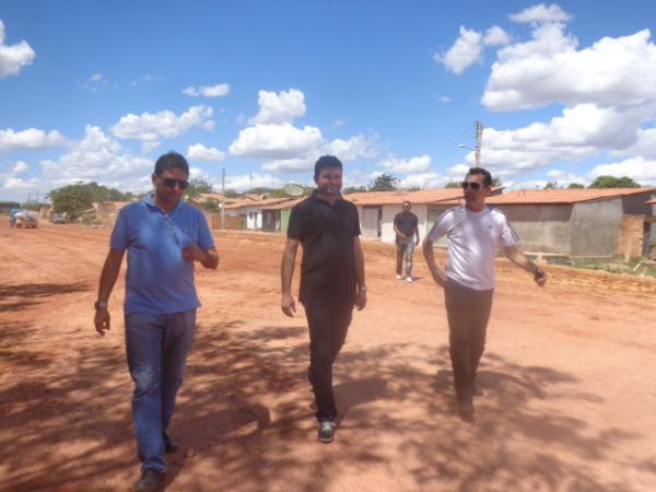 Prefeito Gilberto Júnior visitou obras de pavimentação asfáltica na Av. Beira-Rio
