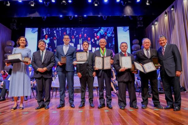 Durante a solenidade, foi entregue a Medalha do M&eacute;rito Legislativo a personalidades que contribu&iacute;ram para o desenvolvimento do Piau&iacute;.(Imagem:Gabriel Paulino)